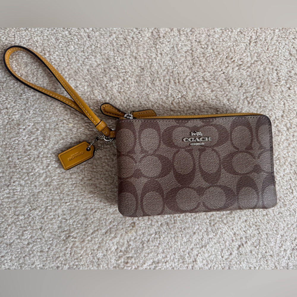 Coach Double Corner Zip Wristlet
